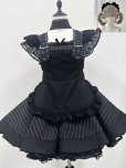画像2: 黒のシックなエプロン付き可愛いメイド服 ミニ丈ワンピース コスチューム 半袖 フリル カチューシャ付き 蝶結び コスプレ衣装 (2)